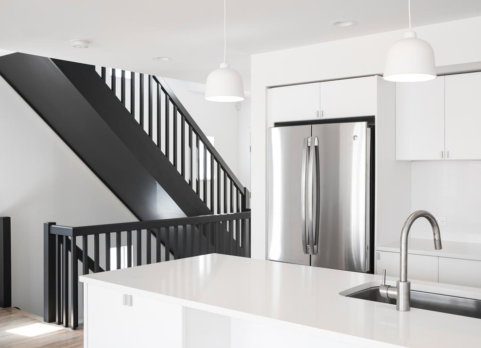 Idée de décoration pour un escalier peint minimaliste avec des marches en bois peint et un garde-corps en bois.