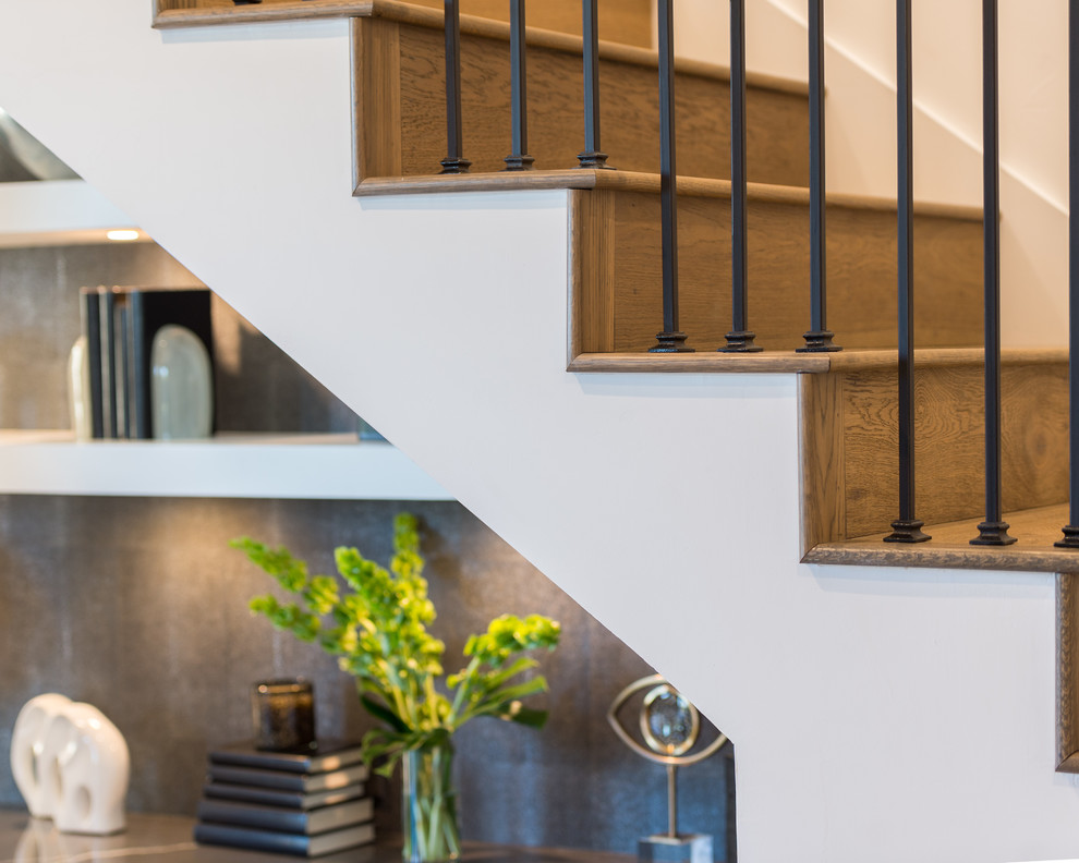 Источник вдохновения для домашнего уюта: п-образная деревянная лестница с деревянными ступенями и металлическими перилами