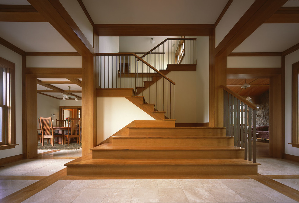 Imagen de escalera en U de estilo de casa de campo con escalones de madera y contrahuellas de madera