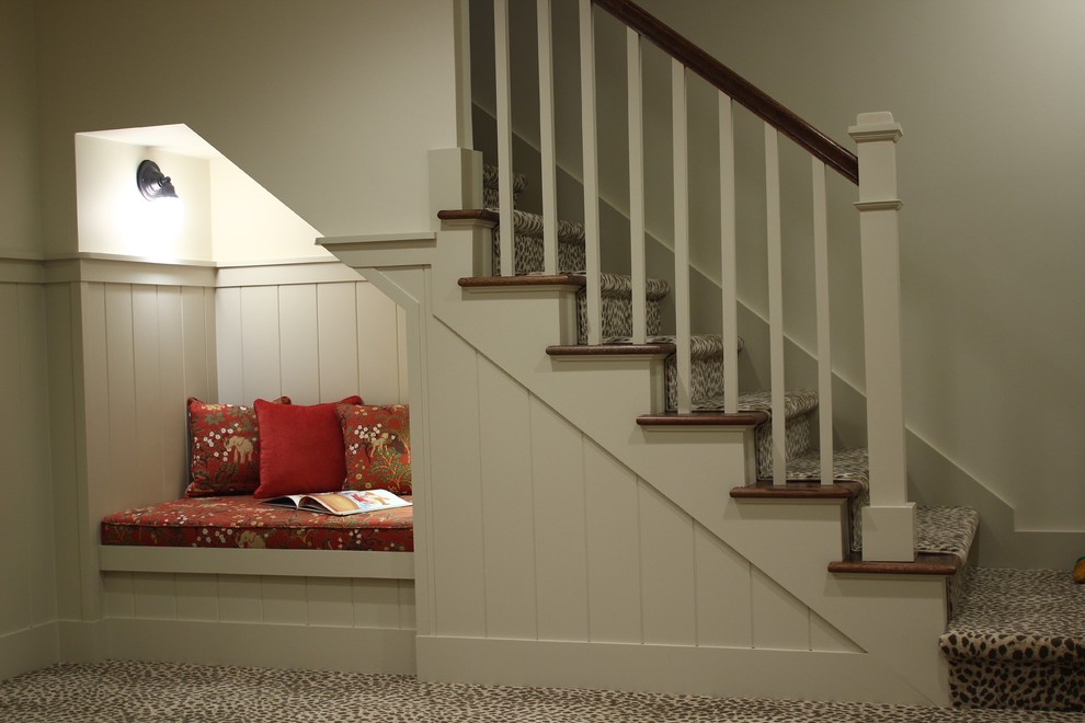 На фото: угловая лестница среднего размера в стиле кантри с деревянными ступенями и крашенными деревянными подступенками с