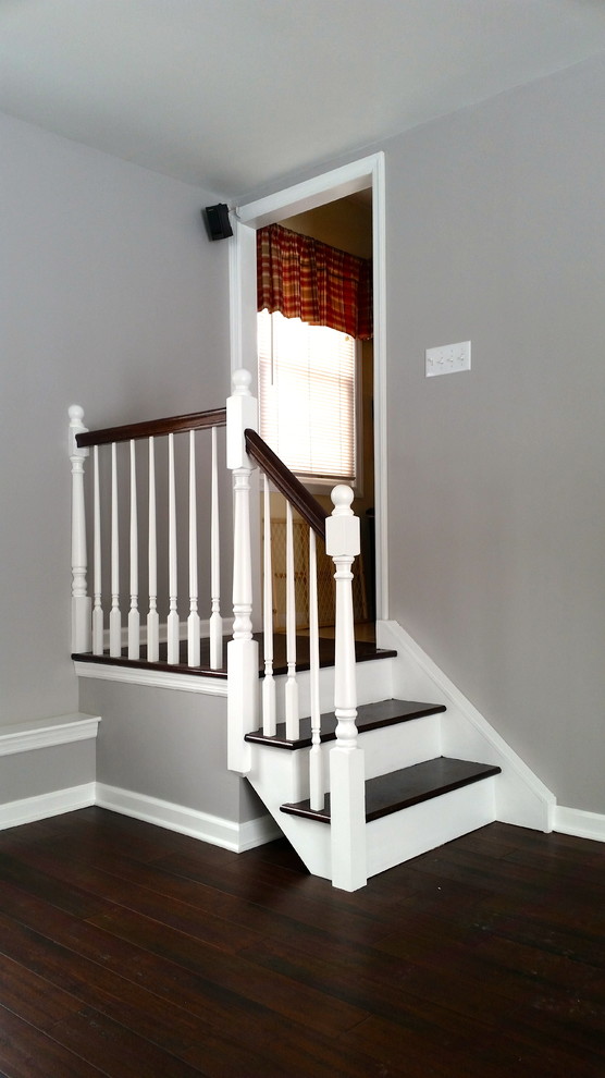 Modelo de escalera recta clásica pequeña con escalones de madera y contrahuellas de madera