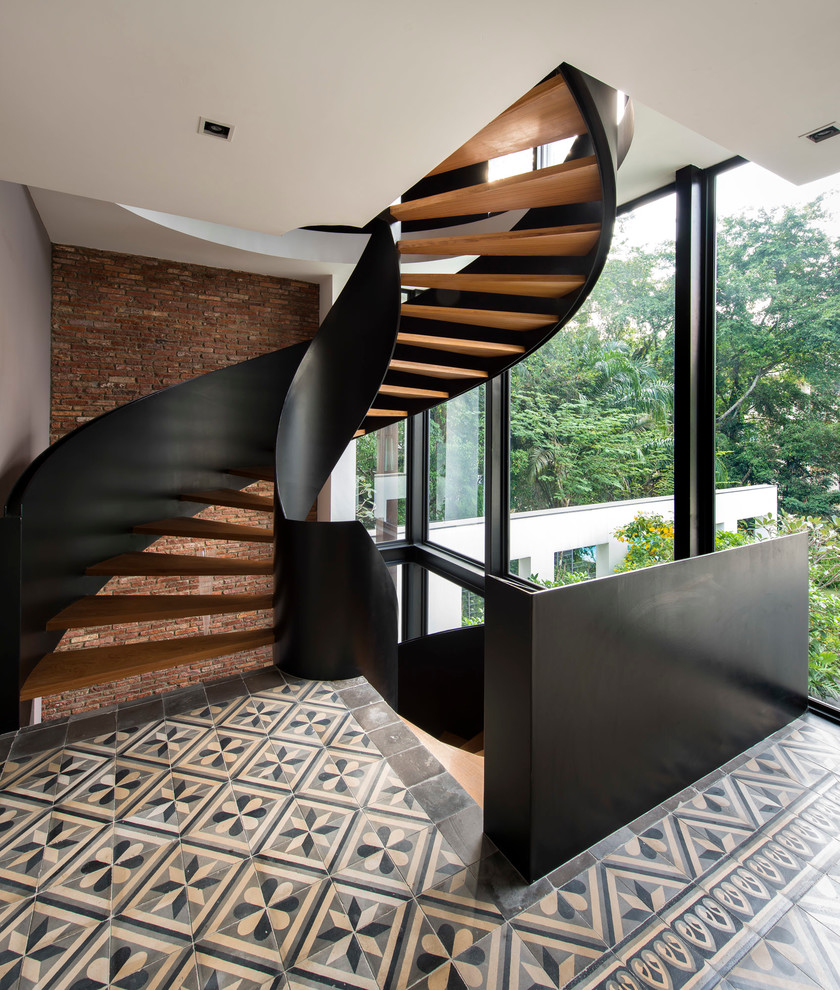 Große, Gewendelte Moderne Holztreppe mit offenen Setzstufen in Singapur