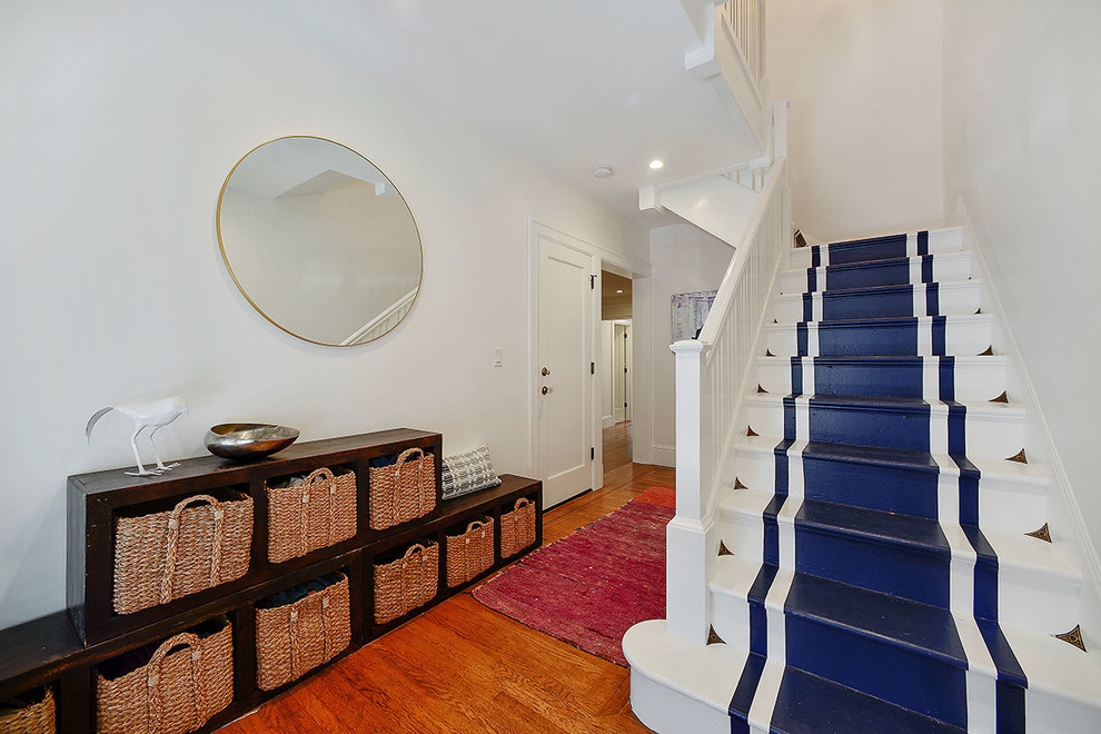 Ejemplo de escalera recta tradicional renovada de tamaño medio con escalones de madera pintada, contrahuellas de madera pintada y barandilla de madera