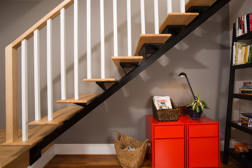 Imagen de escalera suspendida clásica renovada de tamaño medio con escalones de madera y contrahuellas de metal