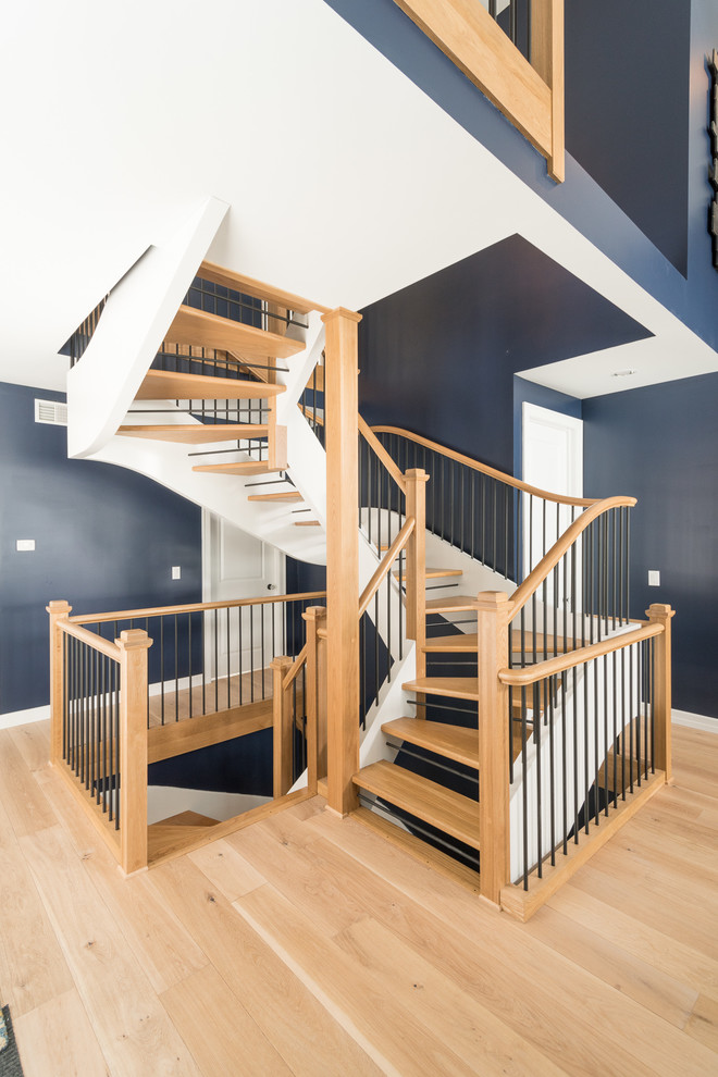 Modelo de escalera suspendida clásica renovada de tamaño medio con escalones de madera y contrahuellas de madera