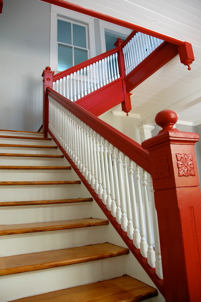ローリーにあるトラディショナルスタイルのおしゃれな階段の写真