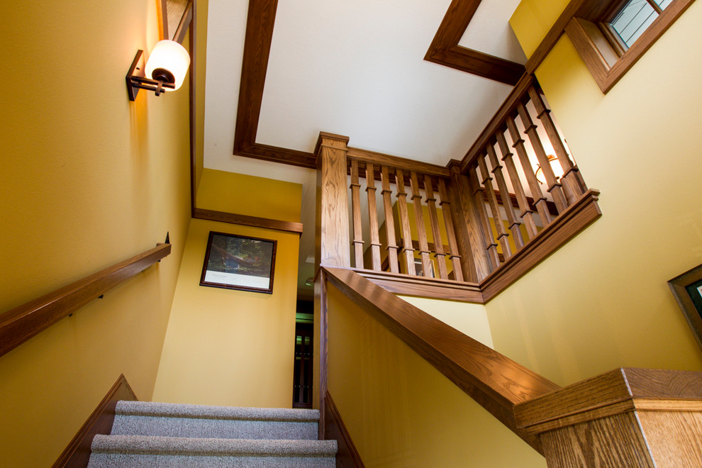 シーダーラピッズにあるトラディショナルスタイルのおしゃれな階段の写真