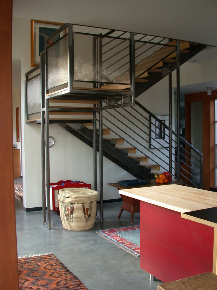 Foto de escalera en U industrial grande sin contrahuella con escalones de madera y barandilla de metal