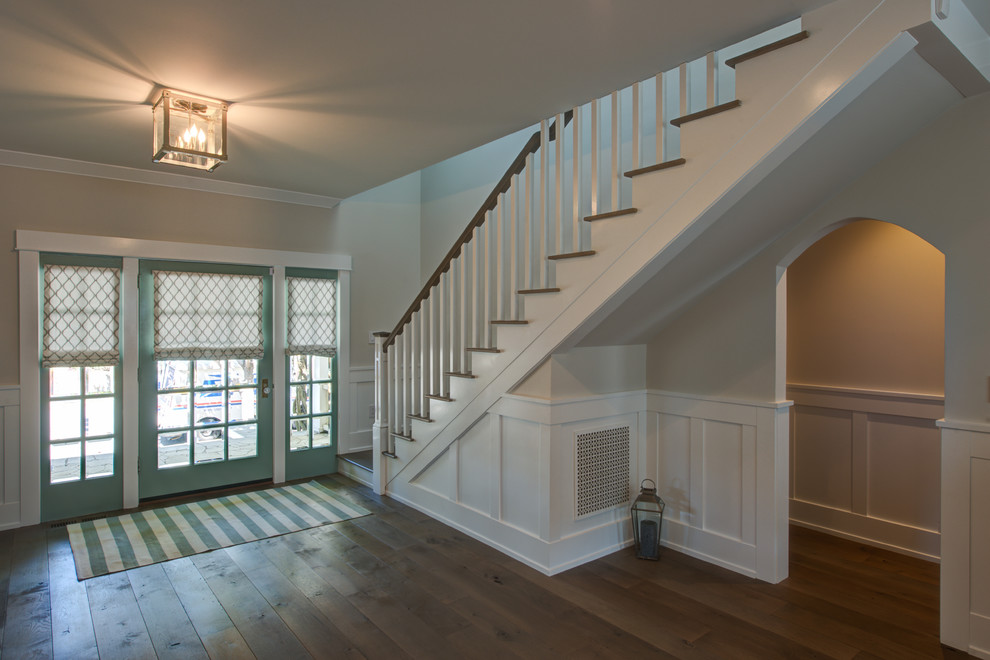 Imagen de escalera en L de estilo americano de tamaño medio con escalones de madera pintada y contrahuellas de madera pintada