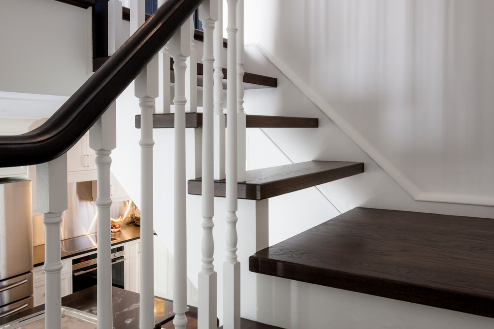 Schwebende, Große Moderne Treppe mit gebeizten Holz-Treppenstufen in Toronto