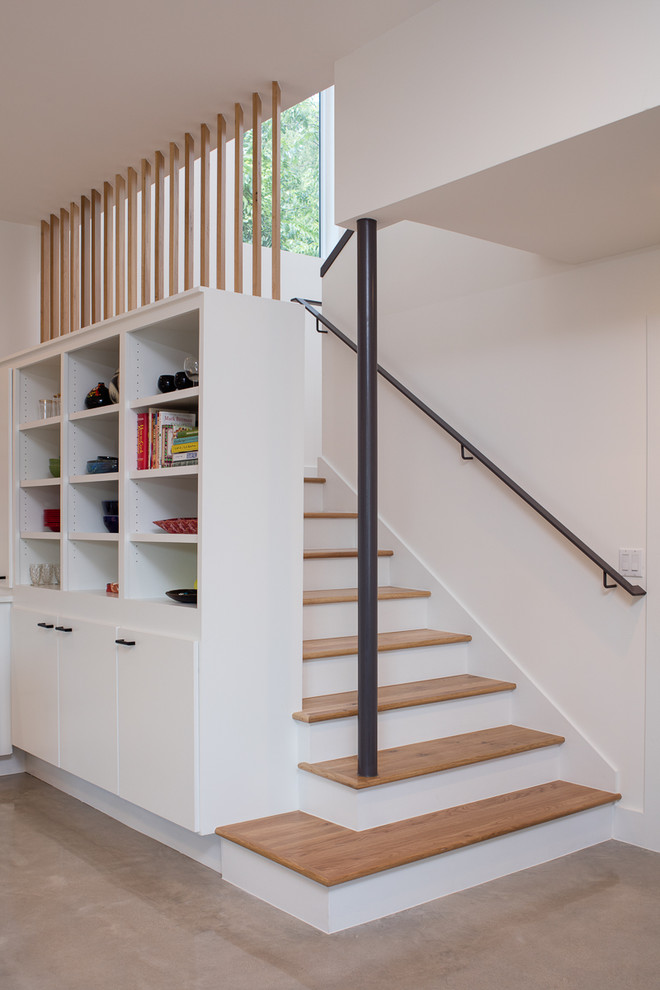 Свежая идея для дизайна: угловая лестница среднего размера в современном стиле с деревянными ступенями и крашенными деревянными подступенками - отличное фото интерьера