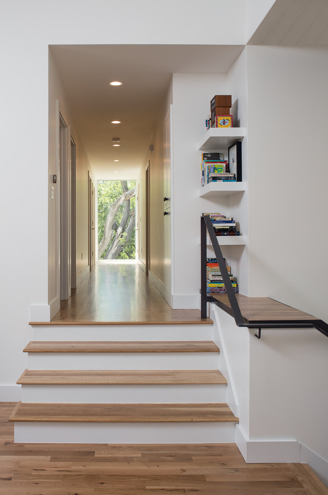 Diseño de escalera recta actual pequeña con escalones de madera, contrahuellas de madera pintada y barandilla de metal