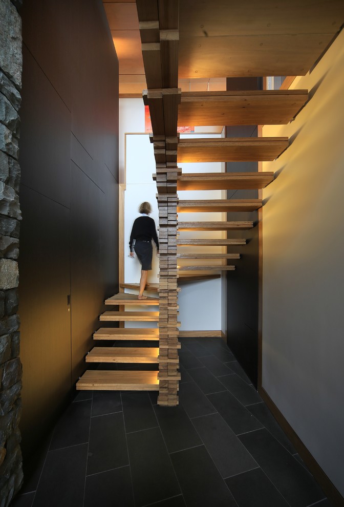 Свежая идея для дизайна: п-образная лестница среднего размера в современном стиле с деревянными ступенями - отличное фото интерьера