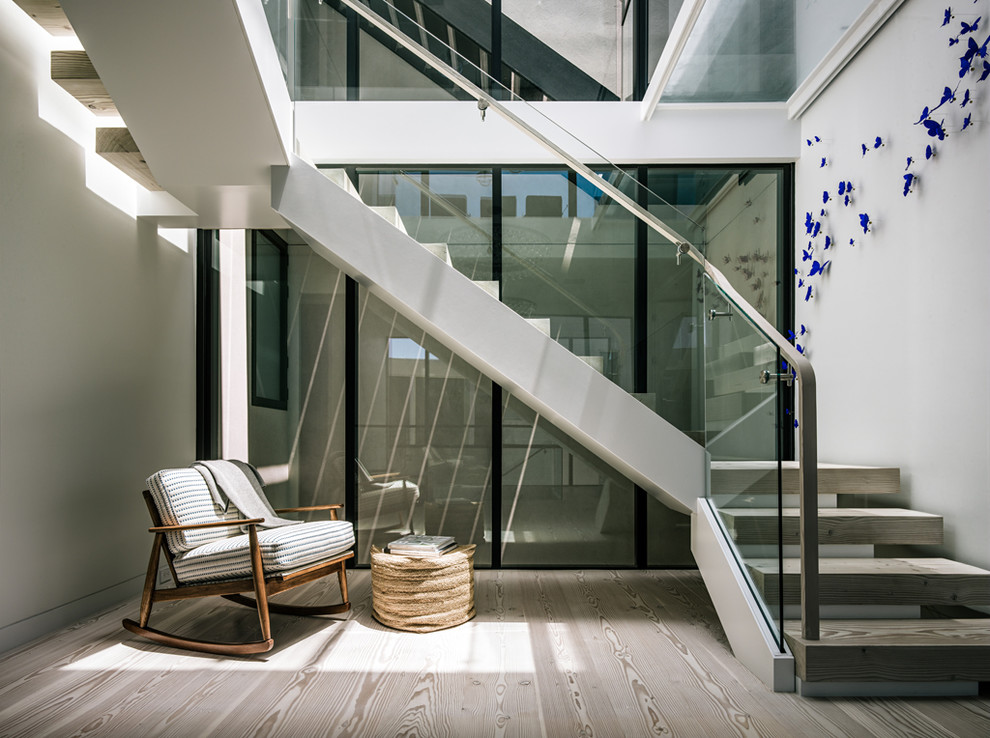 Exemple d'un escalier sans contremarche tendance en U avec des marches en bois.