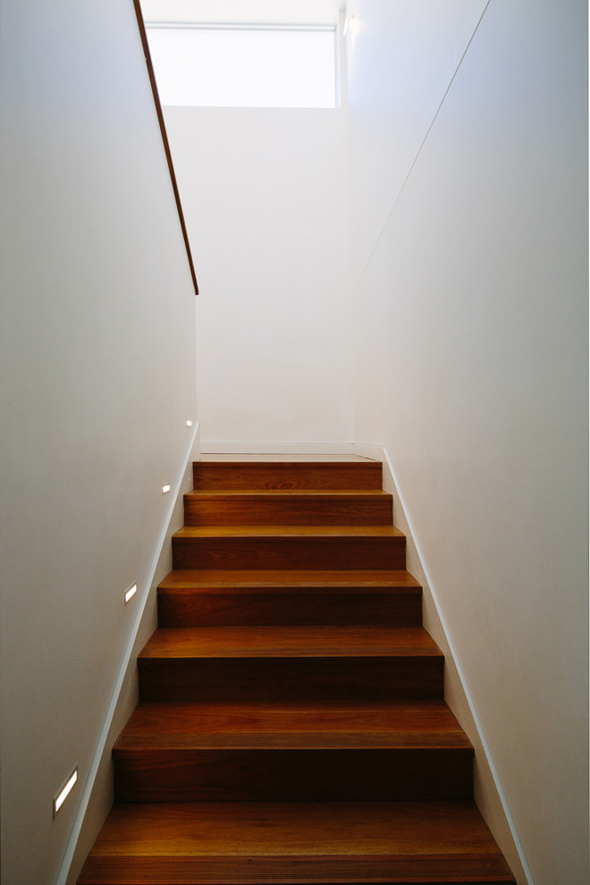 Imagen de escalera en U contemporánea con escalones de madera y contrahuellas de madera