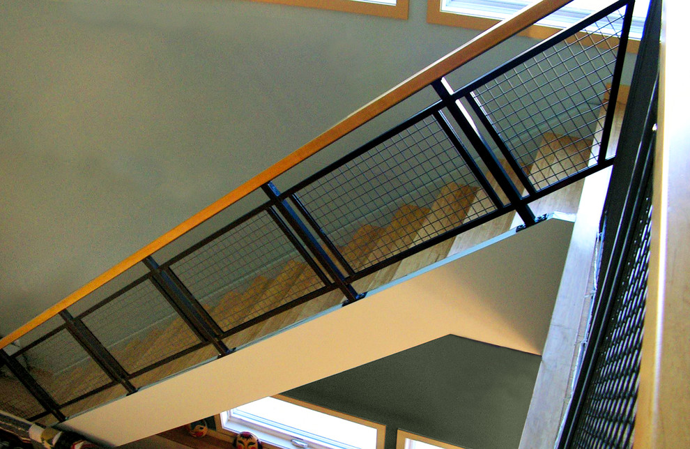 Immagine di una scala a rampa dritta minimalista con pedata in legno e alzata in legno
