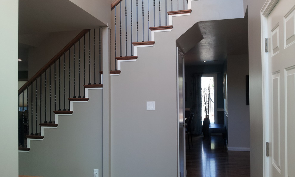 Aménagement d'un escalier peint droit contemporain de taille moyenne avec des marches en bois.