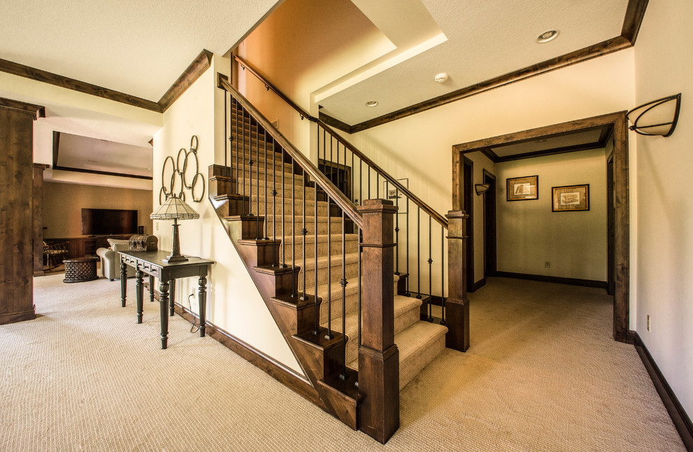 Cette image montre un escalier droit traditionnel de taille moyenne avec des marches en bois et des contremarches en bois.