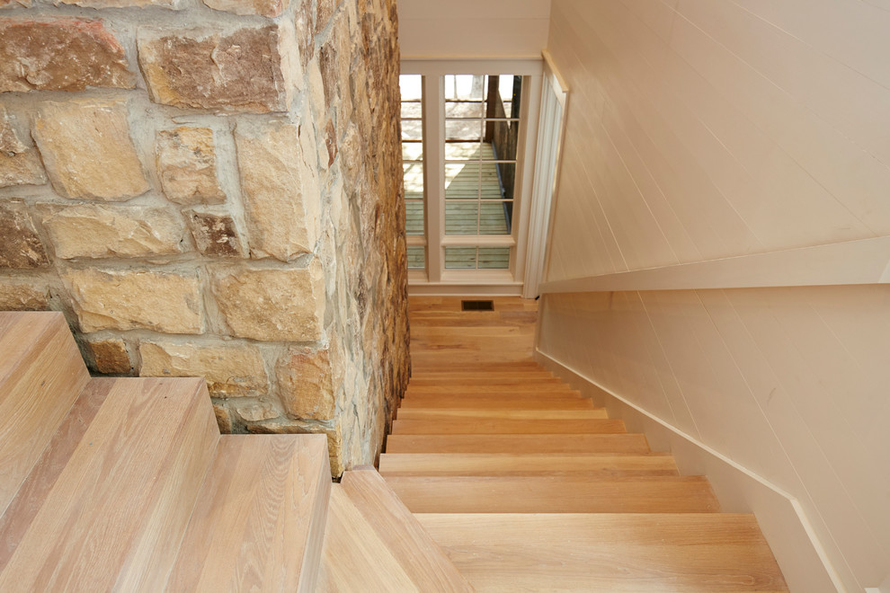 На фото: угловая деревянная лестница среднего размера в скандинавском стиле с деревянными ступенями и деревянными перилами