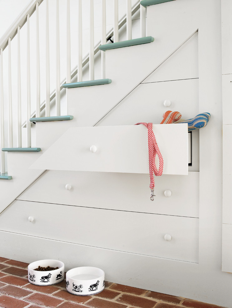 Idée de décoration pour un escalier droit tradition de taille moyenne avec des marches en bois peint et rangements.