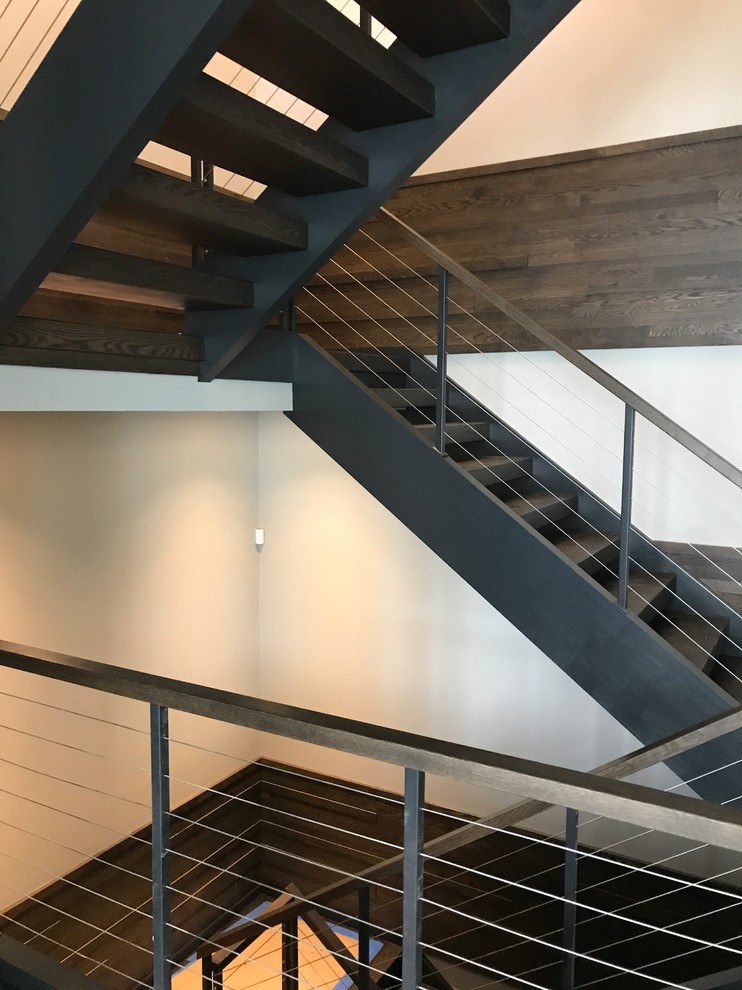 Diseño de escalera en L moderna extra grande con escalones de madera, contrahuellas de metal y barandilla de cable