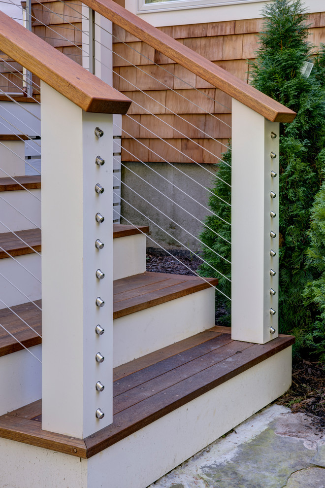 Ejemplo de escalera clásica renovada pequeña con escalones de madera y contrahuellas de madera pintada