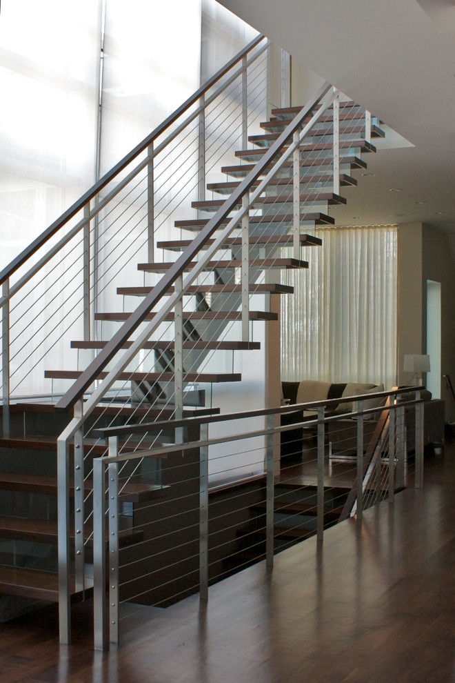 Ejemplo de escalera recta minimalista grande con escalones de madera y contrahuellas de vidrio