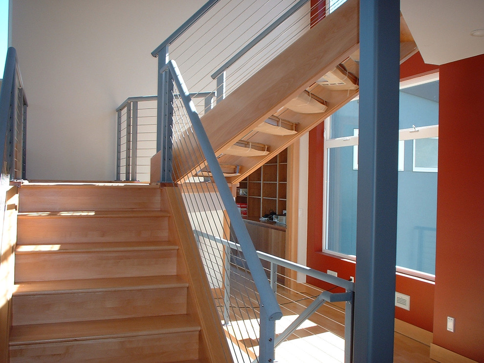 ポートランドにある中くらいなコンテンポラリースタイルのおしゃれな折り返し階段 (木の蹴込み板、ワイヤーの手すり) の写真
