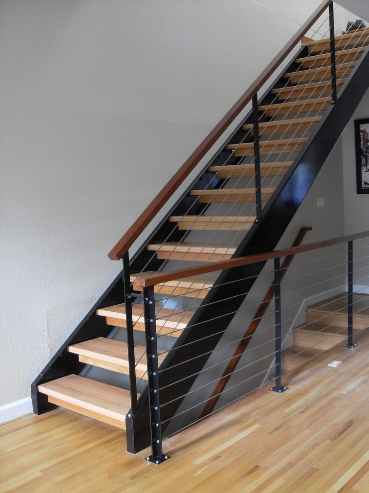 Пример оригинального дизайна: п-образная деревянная лестница среднего размера в стиле модернизм с деревянными ступенями и деревянными перилами