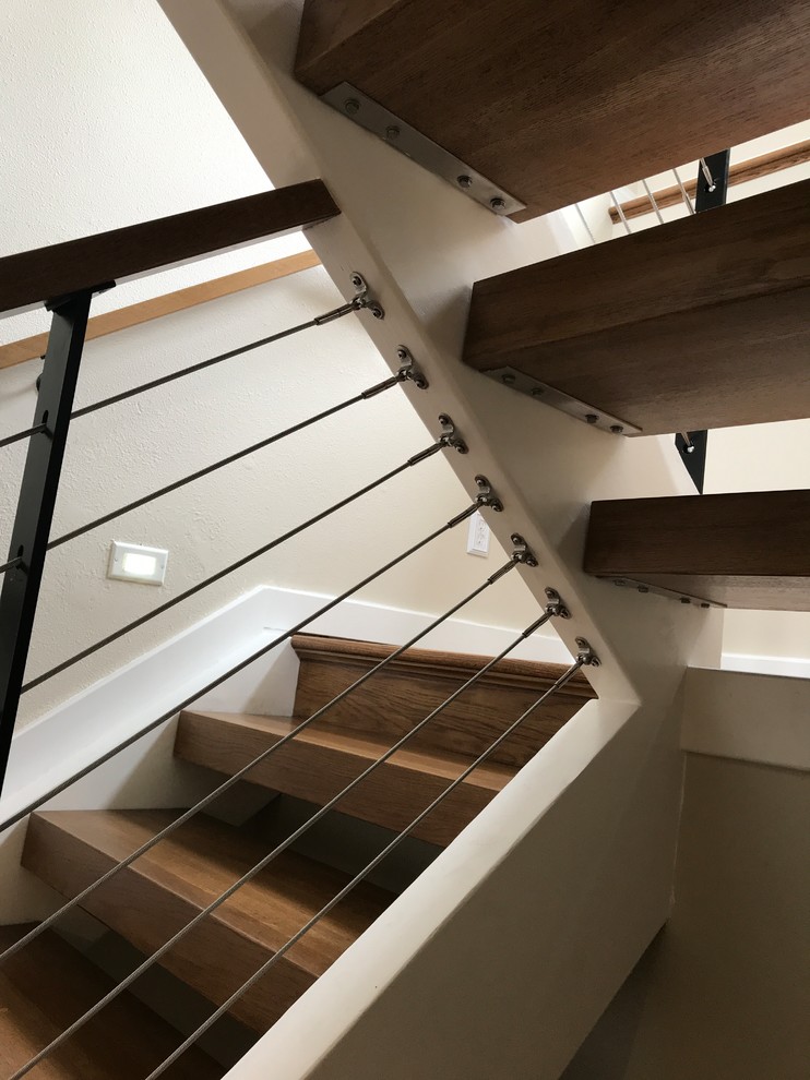 Große Retro Holztreppe in U-Form mit offenen Setzstufen und Mix-Geländer in Portland