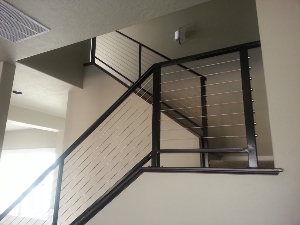 Источник вдохновения для домашнего уюта: большая п-образная лестница в стиле модернизм с ступенями с ковровым покрытием, ковровыми подступенками и перилами из тросов