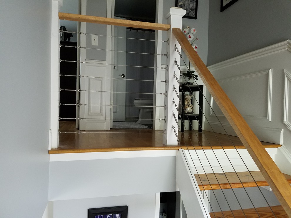 Идея дизайна: п-образная лестница в стиле неоклассика (современная классика) с деревянными ступенями и деревянными перилами без подступенок