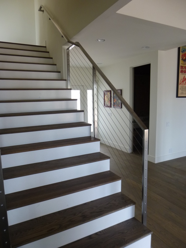 Свежая идея для дизайна: прямая лестница в современном стиле с деревянными ступенями и крашенными деревянными подступенками - отличное фото интерьера