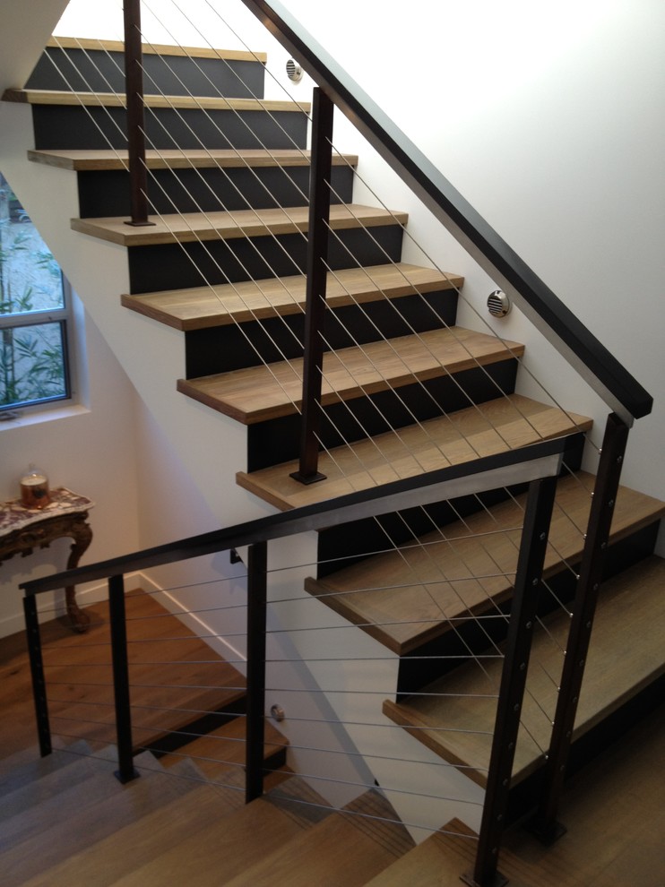 Стильный дизайн: п-образная деревянная лестница в современном стиле с деревянными ступенями - последний тренд
