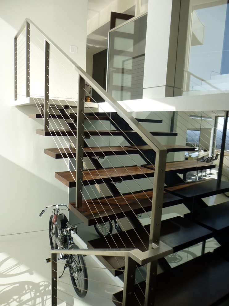 Schwebende Moderne Holztreppe mit offenen Setzstufen in Los Angeles