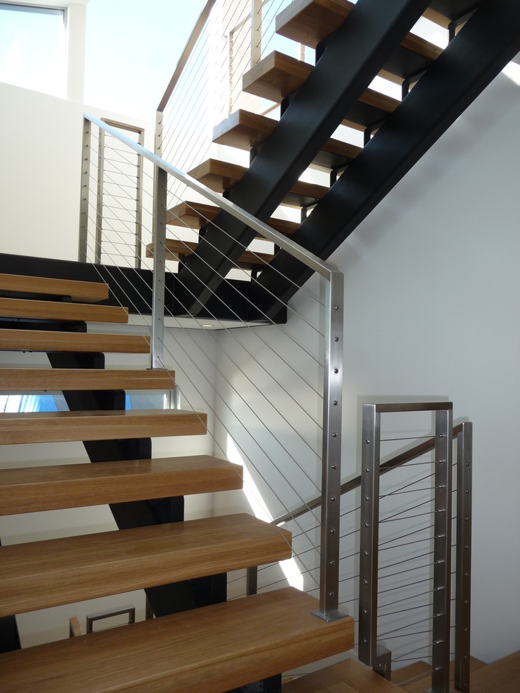 Стильный дизайн: лестница на больцах в современном стиле с деревянными ступенями без подступенок - последний тренд