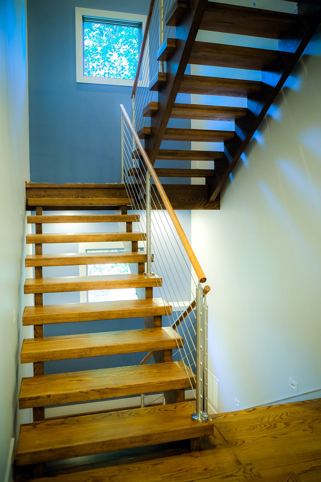 Свежая идея для дизайна: лестница в стиле модернизм с деревянными ступенями без подступенок - отличное фото интерьера