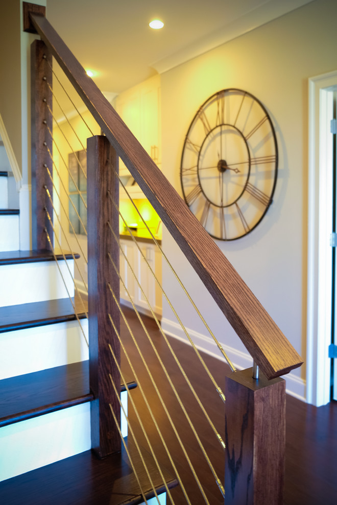 Imagen de escalera recta actual de tamaño medio con escalones de madera y contrahuellas de madera pintada