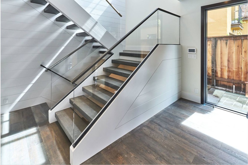 На фото: лестница в современном стиле с деревянными ступенями без подступенок с