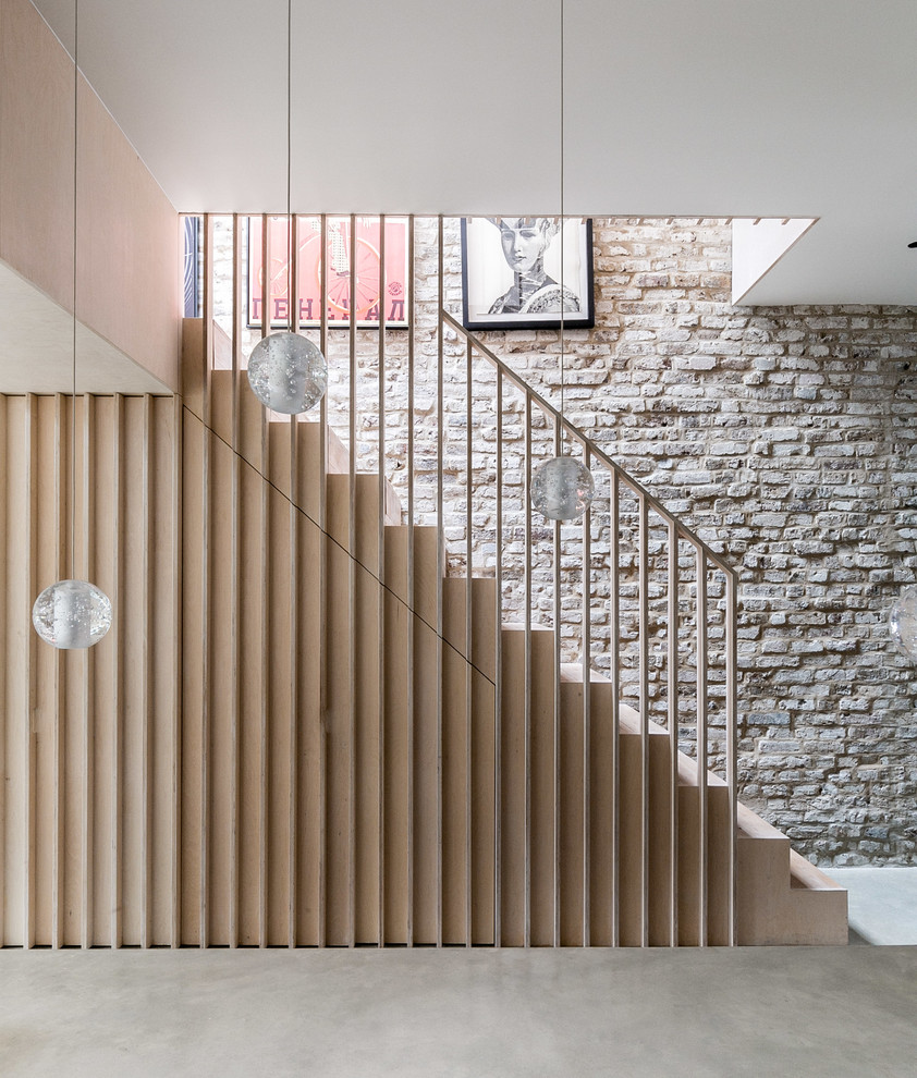 Diseño de escalera recta actual de tamaño medio con escalones de madera, contrahuellas de madera y barandilla de madera