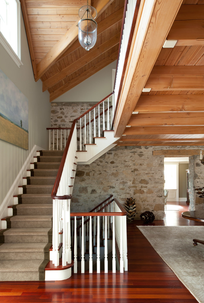 Design ideas for a traditional l-shaped staircase in Toronto.