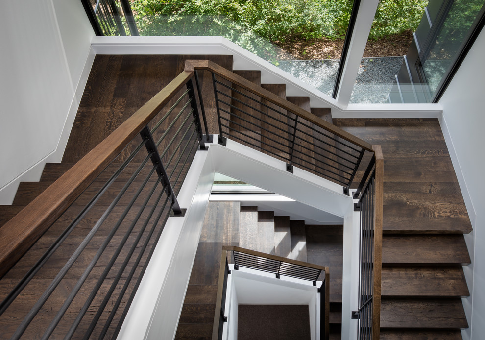 Ejemplo de escalera actual con escalones de madera y contrahuellas de madera