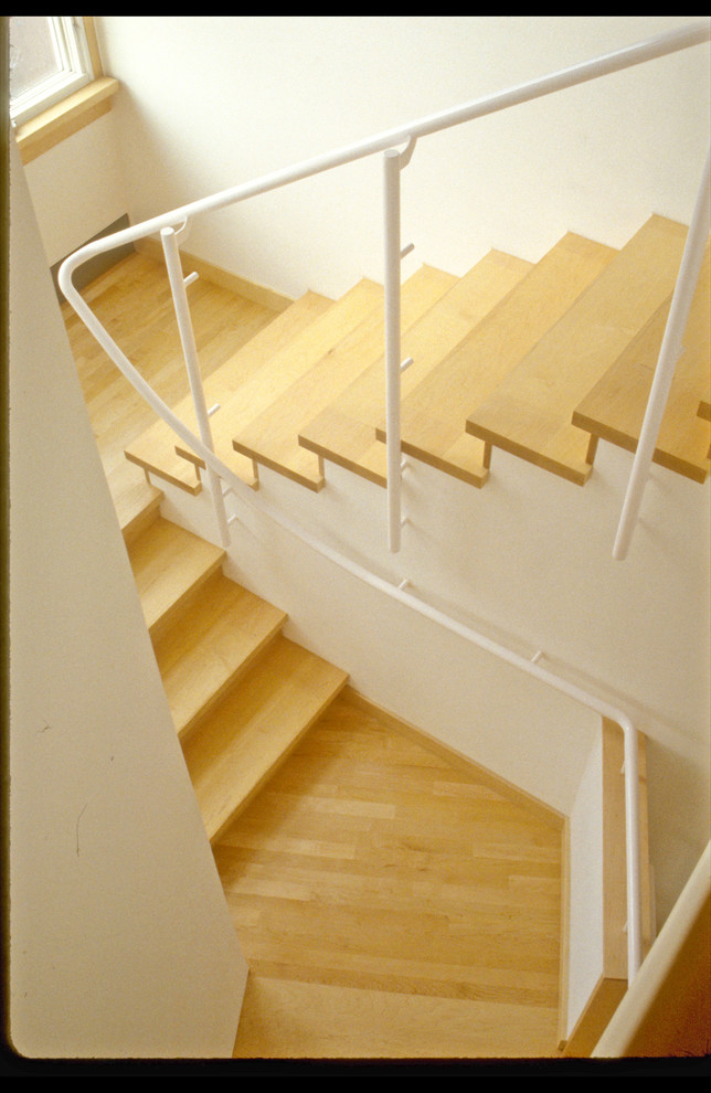 Cette photo montre un très grand escalier chic avec des marches en bois et des contremarches en bois.