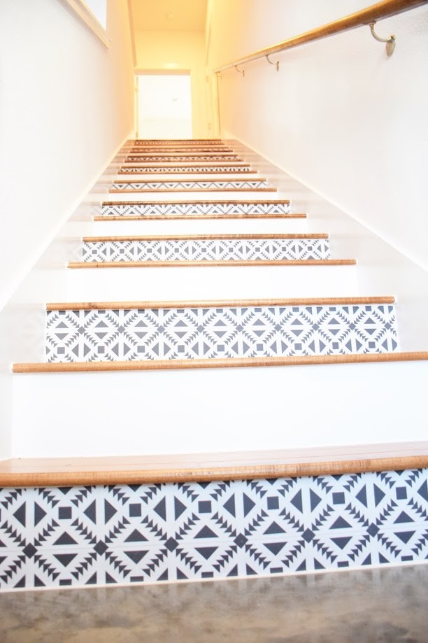 Стильный дизайн: лестница среднего размера в стиле фьюжн - последний тренд