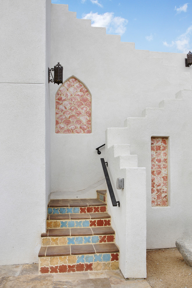 Idée de décoration pour un petit escalier carrelé sud-ouest américain avec des contremarches carrelées.