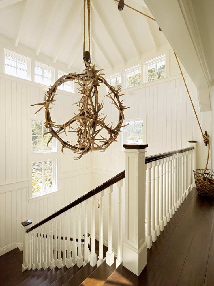 Ejemplo de escalera en U campestre con escalones de madera y contrahuellas de madera