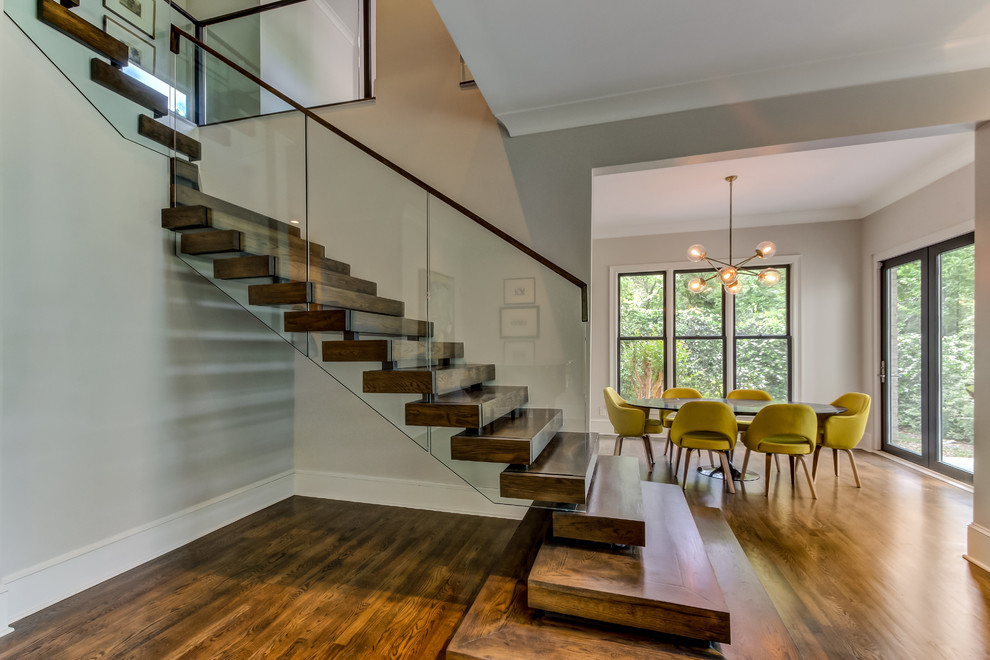 Imagen de escalera suspendida retro de tamaño medio con escalones de madera y barandilla de vidrio