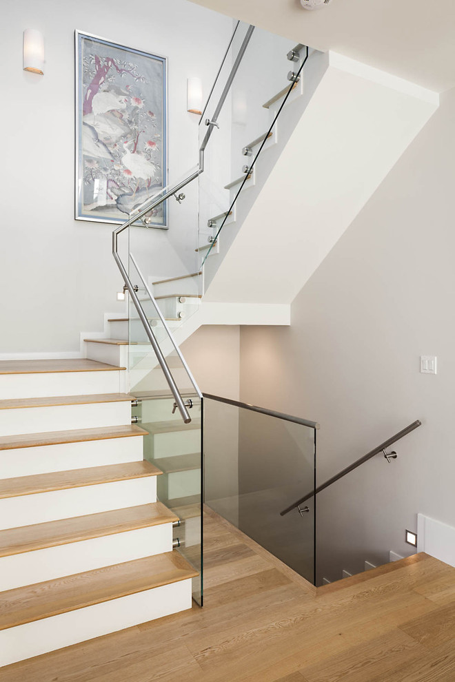Свежая идея для дизайна: лестница в современном стиле с деревянными ступенями - отличное фото интерьера
