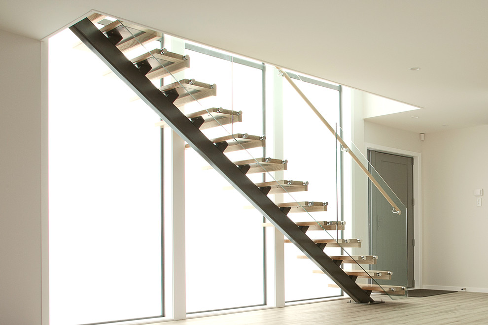 Inspiration för stora minimalistiska flytande trappor i trä, med öppna sättsteg