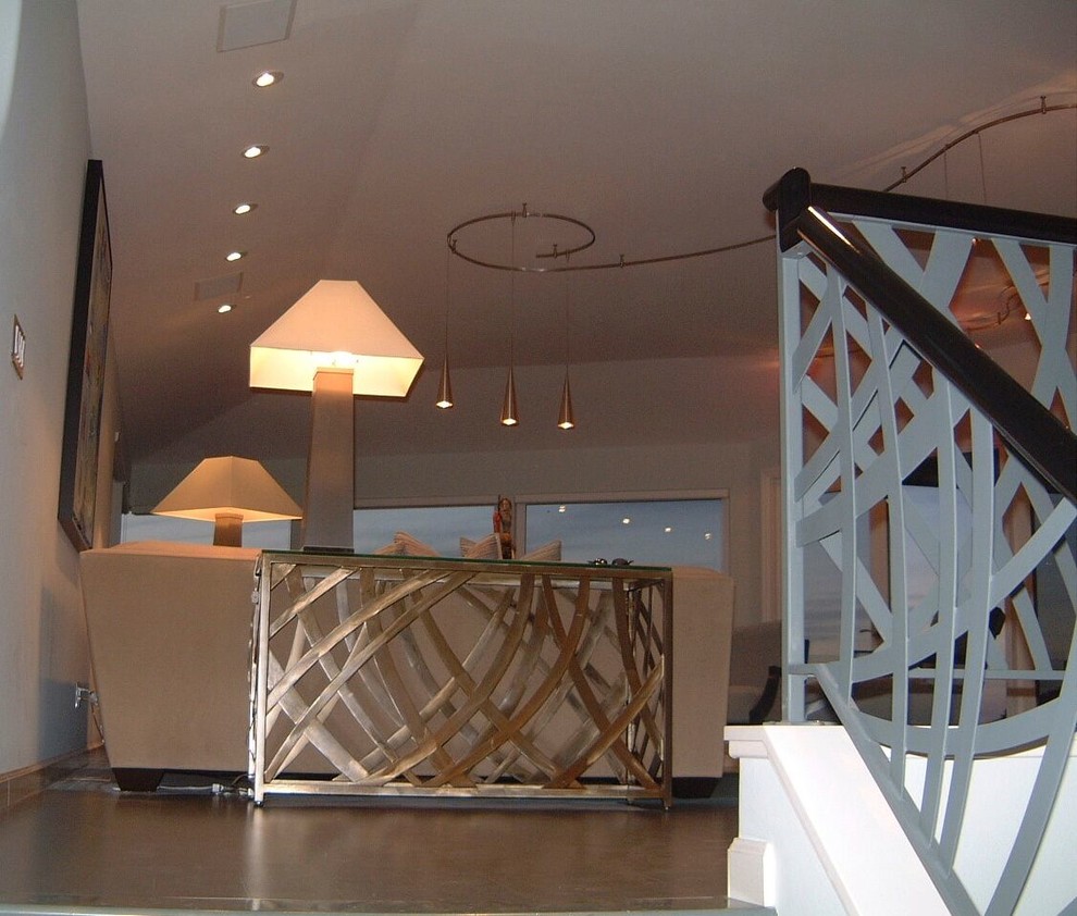Источник вдохновения для домашнего уюта: лестница среднего размера в стиле модернизм с ступенями из плитки, подступенками из плитки и металлическими перилами